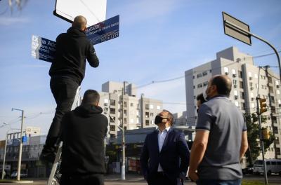 Avenida Baltazar Oliveira Garcia recebe novas placas de rua