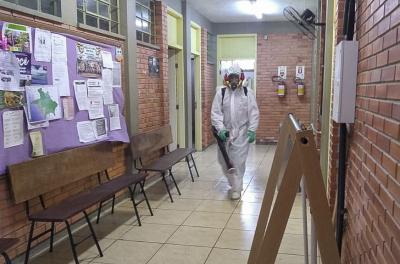 Desinfecção de locais públicos segue nesta segunda