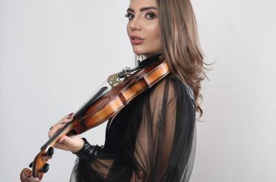 Música e flores em homenagem a profissionais de saúde