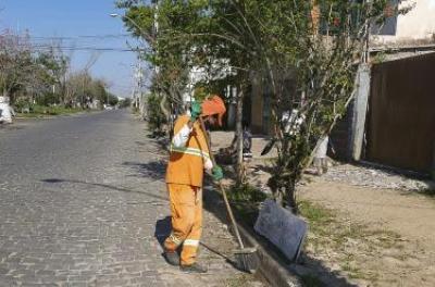 Prefeitura realiza serviços de capina e roçada nesta sexta-feira