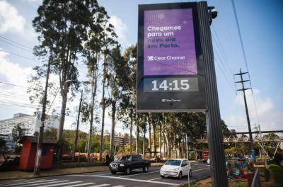 Primeiros 15 novos relógios de rua são instalados em Porto Alegre