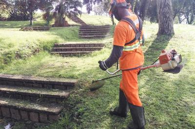 Prefeitura realiza serviços de capina e roçada nesta segunda-feira