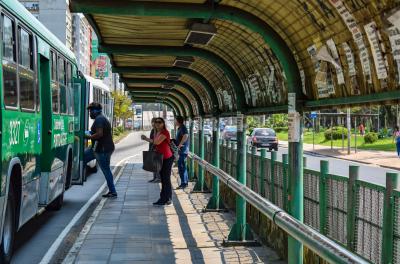 Prefeitura lança edital para a concessão dos abrigos de ônibus d