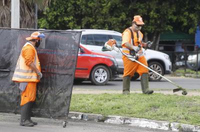 Prefeitura realiza serviços de capina e roçada nesta segunda-feira