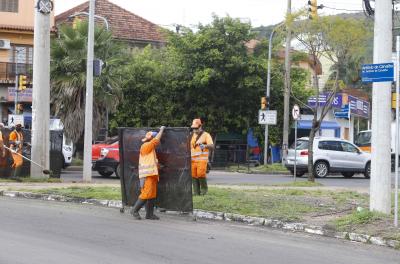 Prefeitura realiza serviços de capina e roçada nesta quinta-feira