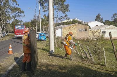 Prefeitura realiza serviços de capina e roçada nesta sexta-feira