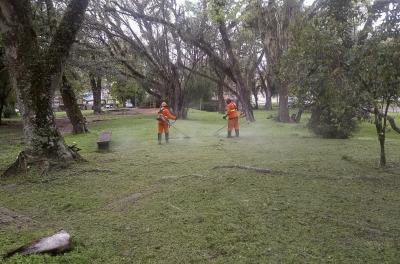 Prefeitura divulga serviços de corte de grama e limpeza de praças 