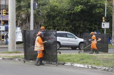 Prefeitura realiza serviços de capina e roçada nesta sexta-feira