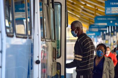 Obrigatoriedade do uso de máscaras no transporte público continua
