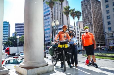 Primeira-dama recebe ciclista de campanha para doação de medula