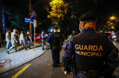 Guarda Municipal dispersa diversas aglomerações e festa de pagode em Porto Alegre na madrugada deste sábado