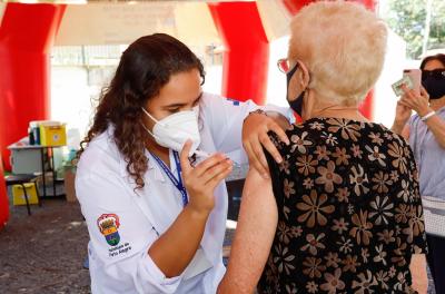 Idosos de 87 anos ou mais são vacinados contra Covid-19