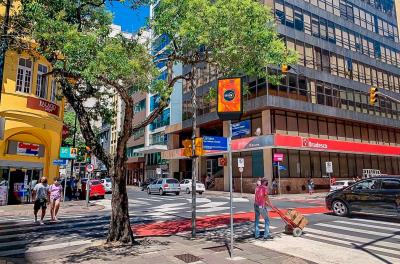 Prefeitura autoriza a instalação de painéis eletrônicos junto às placas de identificação de rua