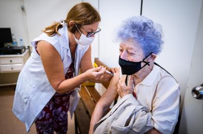 Começa vacinação de idosos com 83 anos ou mais na Capital
