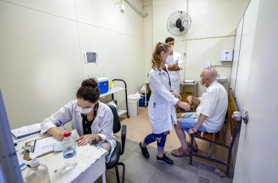   Vinte unidades de saúde vacinam idosos acima de 83 anos contra Covid-19