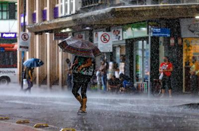 Defesa Civil lança alerta climático para as próximas horas do fim de semana