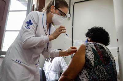   Nova remessa de vacinas permitirá ampliar vacinação para idosos até 68 anos de forma gradativa