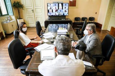 Prefeito e profissionais da educação debatem estratégias de ensino na pandemia