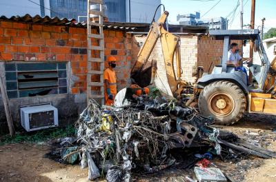 Dmae remove lixo de rede pluvial na Bom Jesus