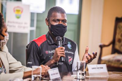 Atleta olÃmpico é recebido no Paço Municipal