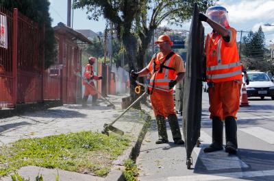 Prefeitura realiza serviços de capina e roçada nesta terça-feira