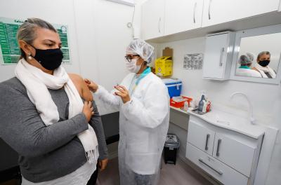 Vacinação em farmácias será retomada segunda-feira e será aberta para pessoas com comorbidades e gestantes