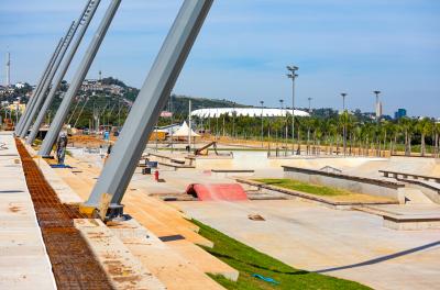 Avança a construção das 29 quadras de esporte de novo trecho revitalizado da Orla do GuaÃba