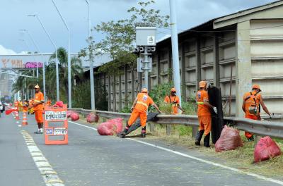 Prefeitura realiza serviços de capina e roçada nesta sexta-feira