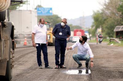 Secretário da SMSUrb, Marcos Felipi, faz a vistoria nos serviços realizados na zona norte de Porto Alegre