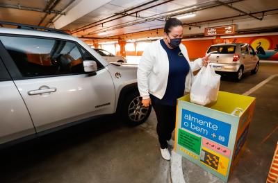 Vacinação e solidariedade: drive-thrus continuam recebendo doação de alimentos
