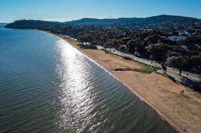 Ordem de inÃcio das obras de revitalização do calçadão de Ipanema e reurbanização dos canteiros da Avenida GuaÃba. A orla será totalmente reformada com conserto do passeio e criação de espaços adicionais de contemplação, instalação de novos bancos e lixeiras, colocação de novas churrasqueiras, revitalização de playgrounds localizados no trecho, construção de rampas de acesso, entre outras obras de recuperação do espaço.