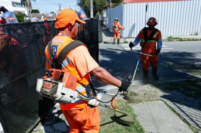 Prefeitura realiza serviços de capina e roçada