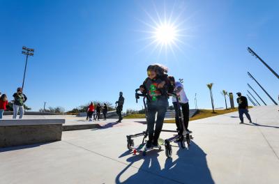 Crianças e adolescentes com deficiência participam de evento-teste na pista de skate do trecho 3 da Orla do GuaÃba
