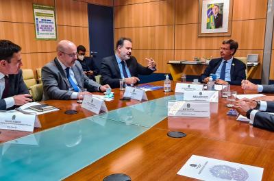Fortalecimento das relações exteriores marca primeiro dia de agenda do vice-prefeito em BrasÃlia