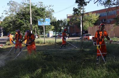 DMLU realiza limpeza e conservação em 52 praças nesta semana