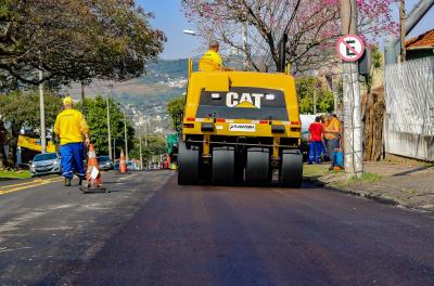 Prefeitura receberá financiamento para recuperação de vias