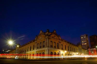 foto do mercado público de porto alegre à noite