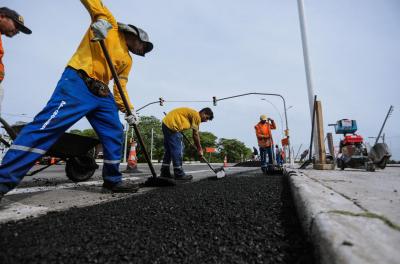 quipes da SMSUrb fazem manutenção asfáltica próximo ao trecho 3 da Orla