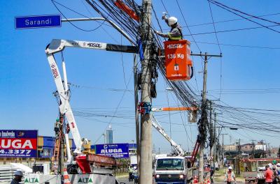 Fios irregulares são removidos dos postes na avenida Francisco Silveira Bitencourt