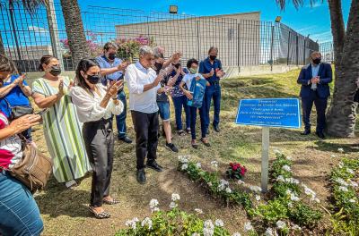 Prefeitura instala placa em homenagem à jovem morta em assalto