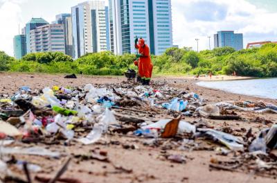 Prefeitura realiza mutirão de limpeza no trecho 2 da OrlaÂ