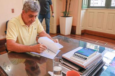 Melo sanciona lei que permite parcelamento de dÃvidas com o Dmae