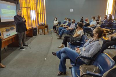 Porto Alegre, RS 14/12/2021: Preceptores e residentes assinam o termo de compromisso do programa de residência técnico-superior da PMPA. Foto: Andrei Pereira/Escola de Gestão PMPA