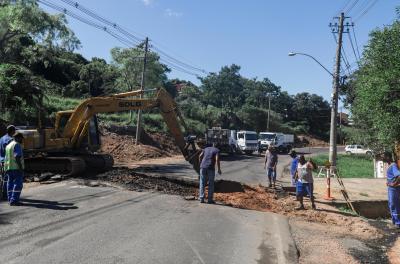 Equipes da SMSUrb concluÃram instalação de tubulação na Av. Vicente Monteggia durante o fim de semana
