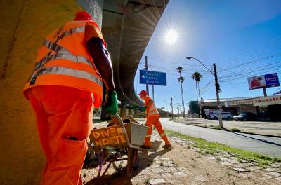 Mais de 30 toneladas de resíduos foram removidas do entorno da antiga Ponte do Guaíba