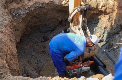 Dmae segue com obras da nova rede de água no bairro Farrapos 