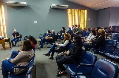 Biblioteca da escola de gestão recebe comissão de bibliotecários