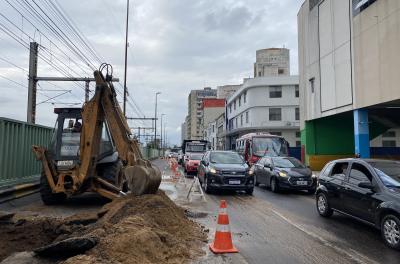 Equipes estão no local realizando conserto em adutora