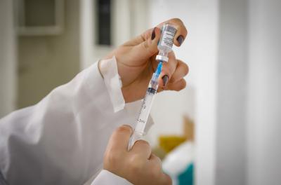 Vacinação contra Covid-19 e gripe segue neste sábado em quatro locais