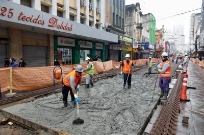 Quadrilátero: prefeitura realiza concretagem na rua Voluntários da Pátria